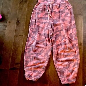 Lululemon Oversized Scuba Jogger Size 6